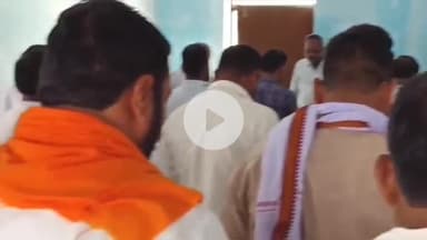 पूरनपुर: कृषि सभागार में मृतक प्रधान के परिजनों की आर्थिक सहायता को लेकर प्रधान संगठन ने की बैठक