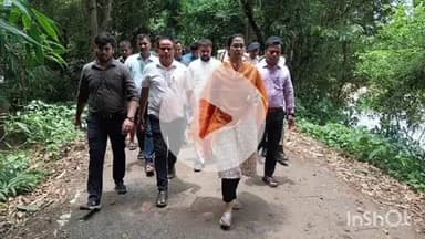 घोसी: भारथू पंचायत में बाढ़ के बाद जिलाधिकारी अलंकृता पांडे ने नुकसान का लिया जायजा