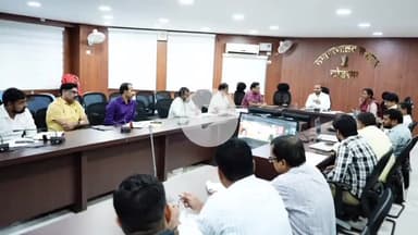 कोडरमा: उपायुक्त ने समाहरणालय सभागार में राजस्व शाखा की समीक्षा बैठक की, कई दिशा-निर्देश दिए