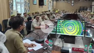 रामपुर: गुरुवार को पुलिस लाइन सभागार में अपर पुलिस अधीक्षक अतुल कुमार श्रीवास्तव ने साइबर हेल्प डेस्क कर्मियों के साथ गोष्ठी की