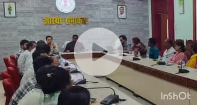 जगदलपुर: कलेक्टर हरीश एस ने कलेक्टर कार्यालय में हस्तशिल्प से जुड़े कलाकारों के साथ की चर्चा