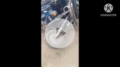 खुरई: गूलर चौराहे पर सीवर व सड़क बनाने के लिए खुदाई के बाद बने गड्ढे में पलटा ई-रिक्शा, एक युवक घायल