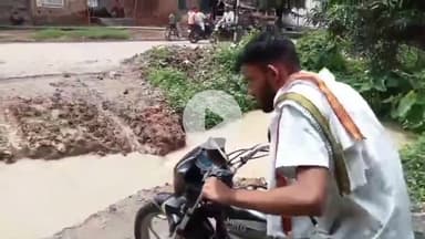 नोखा: सिगवा गांव के पास बराव दिनारा पथ से सिगवा दुधार पथ को ग्रामीणों द्वारा पानी निकासी के लिए काटने से आवागमन बाधित#jansama