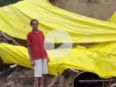 करछना: देवरी कला गांव में तेज बारिश के बीच पानी के रिसाव से गरीब का कच्चा खपरैल घर गिरा, खुले आसमान में रहने को मजबूर