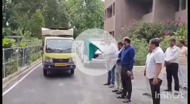 प्रतापगढ़: जिलाधिकारी ने विकास भवन से कौशल विकास एवं दीनदयाल उपाध्याय कौशल्य योजना के रथ को हरी झंडी दिखाकर रवाना किया