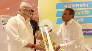 बड़गांव: पंखों पर कृष्ण की चित्रकारी देख गृहमंत्री हुए अभिभूत, उदयपुर के आदिवासी कलाकार मांगीलाल ने भेंट की अनोखी कृति