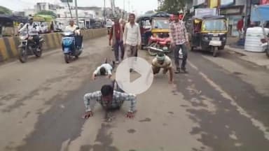 बीना: घरों में पानी भरने से परेशान ग्रामीण ज़मीन पर लेटकर अंबेडकर तिराहे पहुंचे, प्रदर्शन किया, तहसीलदार ने दिया आश्वासन