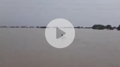 पीपलदा: अयाना क्षेत्र में बारिश से खेत के बीच बने मकान में फंसे परिवार को अयाना पुलिस ने ग्रामीणों की मदद से निकाला बाहर