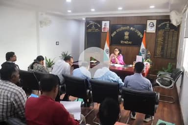 सिमडेगा: समीक्षा बैठक में उपायुक्त ने दिए निर्देश, बीज वितरण व मधुमक्खी पालन योजना में लाएं तेजी