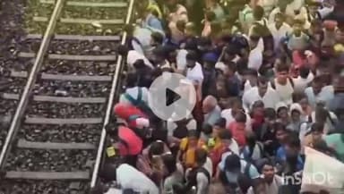 बरहट: परीक्षा समाप्त होने के बाद जमुई रेलवे स्टेशन पर ट्रेन पकड़ने के लिए जुटे परीक्षार्थियों की भीड़, यात्री परेशान रहे