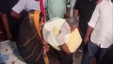 गोरौल: पूर्णिया सांसद राजेश रंजन उर्फ पप्पू यादव पीरापुर गांव पहुंचे, मृतिका संजना भारती के परिजनों को दी सांत्वना