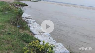 मुंगेर: सदर प्रखंड के महुली पंचायत में कटाव से बचाव के लिए जिओ बैग डाला जा रहा है