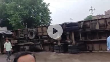 लाडपुरा: कोटा में तेज़ रफ्तार ट्रक अनियंत्रित होकर डिवाइडर से टकरा कर पलटा, राहगीर बाल-बाल बचे, बड़ा हादसा टला