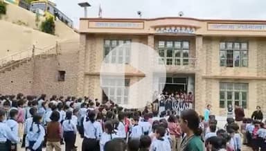 लोहाघाट: देशभक्ति गीत की यह सुंदर वीडियो लोहाघाट के गुरुकुलम स्कूल एकेडमी से आयी है।गीत के बोल है-सारे जहाँ से अच्छा हिन्दोस्ताँ हमारा