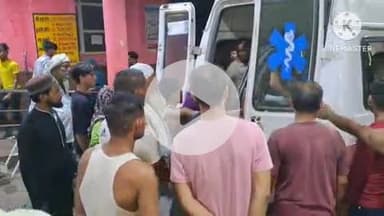 फिरोज़ाबाद: पुराना थाना रामगढ़ के पास ई-रिक्शा में बैटरी लगाते समय फटी और लगी आग, दो लोग बुरी तरह झुलसे