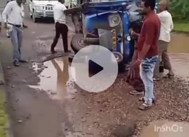 बारां: मांगरोल सड़क पर 25 किमी तक पग-पग पर हो रहे हैं गड्ढे, समसपुर के पास ऑटो पलटा, बाल-बाल बचे लोग