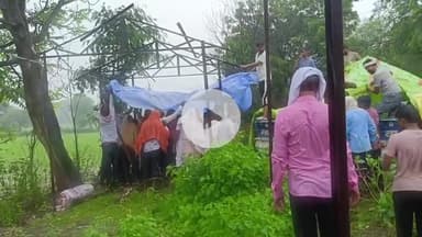 कोटा जिले के अयाना कस्बे में यह कवायद तेज बारिश के बीच अंतिम संस्कार के लिए हो रही है।