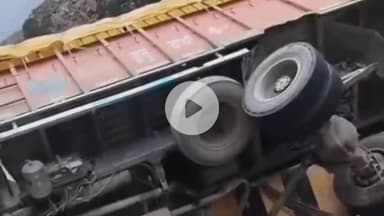 मोरंग: किन्नौर के आकपा पुल पर पलटा मटर से लदा ट्रक, जान के नुकसान की कोई सूचना नहीं