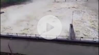 लाडपुरा: कैचमेंट इलाके में हो रही भारी बारिश के चलते कोटा बैराज के 5 गेट खोलकर 18 हजार क्यूसेक पानी चंबल नदी में निकाला गया