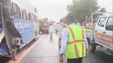 कोल: यमुना एक्सप्रेस-वे पर सिमरौठी के पास ट्रक से टकराई वोल्वो बस, चालक सहित 2 लोगों की हुई मौत व 58 लोग हुए घायल