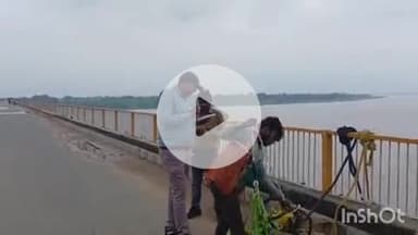 औरैया: यमुना नदी पर पुल के ज्वाइंटरों का मरम्मत कार्य कर्मचारियों ने रस्सी के सहारे लटककर किया शुरू, 15 जुलाई को बंद हुआ था पुल