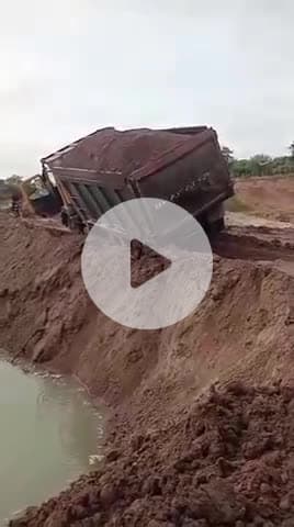 జడ్చర్ల: రాజాపూర్ మండలం  ముదిరెడ్డి పల్లి దగ్గర  నీటి కుంటల పడిన  ఇసుక బెంజ్ లారీ ప్రాణాలను నుంచి బయటపడ్డ డ్రైవర్ క్లీనర్