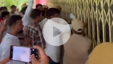 लाडपुरा: छात्रों की विभिन्न मांगों को लेकर कोटा यूनिवर्सिटी पर जोरदार प्रदर्शन, गेट तोड़ने का प्रयास, पुलिस जाप्ता रहा मौजूद