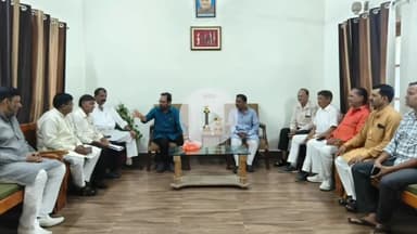 रामपुर: गुरुवार को पूर्व केंद्रीय मंत्री मुख्तार अब्बास नकवी ने ग्राम शंकरपुर स्थित आवास पर कार्यकर्ताओं के साथ की बैठक