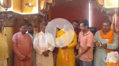 बिहार: जदयू महासचिव इंजीनियर सुनील कुमार ने बाबा मनीराम की समाधि पर लंगोट चढ़ाया