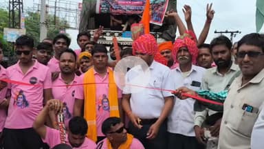 वैर: कस्बा वैर से शिवभक्तों का 25 सदस्यीय दल डाक कांवड़ लेने हरिद्वार के लिए हुआ रवाना, नगर पालिका अध्यक्ष ने दिखाई हरी झंडी