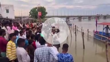 बदायूं: बदायूं के कछला गंगा का दक्षिणी घाट तीसरे दिन भी नहीं खुला, विधायक से मिले दुकानदार