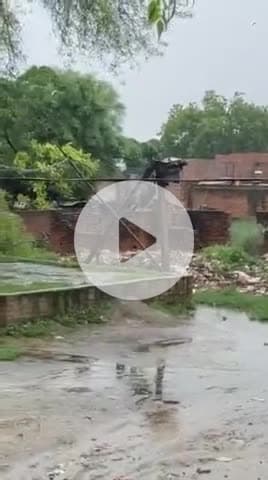 हड़िया विधानसभा के दुमदुमा में भारी लापरवाही एक ही पल पर दो-दो ट्रांसफार्मर लगे थे भारी वर्षा के कारण टूटकर गिरा