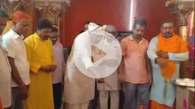 बिहार: राजद के पूर्व प्रत्याशी सुनील कुमार साव ने बाबा मनीराम की समाधि पर लंगोट चढ़ाया, मंदिर में टाइल्स लगाने की घोषणा की