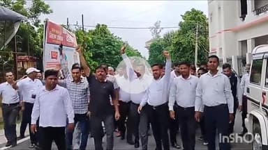 मैनपुरी: मैनपुरी जिला बार एसोसिएशन के अधिवक्ताओं ने मुख्यालय पर जिलाधिकारी के खिलाफ किया विरोध प्रदर्शन