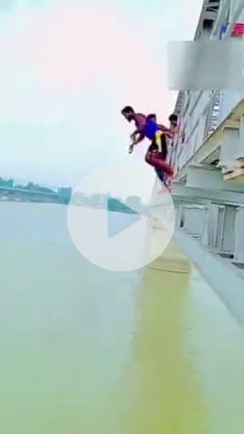 बदायूं: बदायूं के कछला गंगा में रेलवे पुल से कूद रहे स्टंटबाजों का वीडियो हुआ वायरल