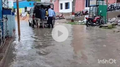 गोपालगंज: झमाझम बारिश के बाद जलमग्न हुआ सदर अस्पताल परिसर, घुटने भर पानी में होकर जाते दिखे मरीज,विभाग मौन #jansamasya