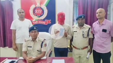 बक्सर: ऑपरेशन यात्री सुरक्षा के तहत आरपीएफ ने बक्सर रेलवे स्टेशन से 2 मोबाइल चोरों को गिरफ्तार किया