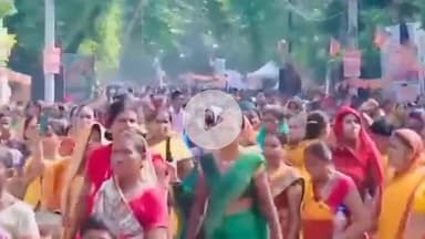 मोतिहारी: मोतिहारी में प्रधानमंत्री के कार्यक्रम में बड़ी संख्या में पहुंची महिलाएं