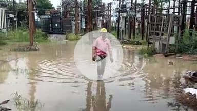 इंदरगढ़: नगर के विद्युत पावर हाउस में पानी भरने से ट्रांसफार्मर हुए खराब, 12 घंटे से बिजली आपूर्ति बाधित होने से लोग परेशान