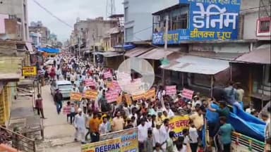 कोल: अकराबाद में तहसील बनाने की मांग तेज, हजारों लोगों ने सड़कों पर उतरकर किया प्रदर्शन, बने जाम के हालात