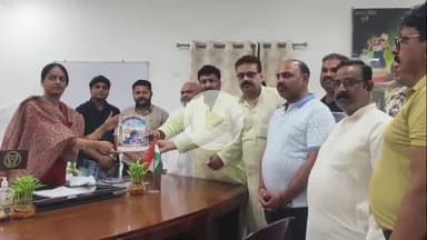 अमरोहा: श्री धार्मिक रामडोल कमेटी अमरोहा ने जिलाधिकारी को शोभा यात्रा के संबंध में दिया ज्ञापन और निमंत्रण