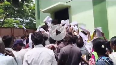 శాయంపేటలో యూరియా కొరత పుష్కలంగా ఉంది పోలీసుల పహారాలో యూరియా తీసుకు వెళుతున్న రైతులు