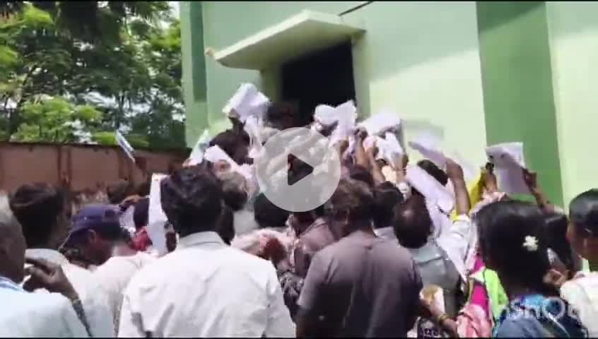 శాయంపేట: శాయంపేటలో యూరియా కొరత పుష్కలంగా ఉంది పోలీసుల పహారాలో యూరియా తీసుకు వెళుతున్న రైతులు