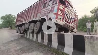 मानसी गैस एजेंसी के पास तेज रफ्तार ट्रक डिवाइडर पर चढ़ा, चालक को मामूली चोट, बड़ा हादसा टला