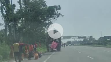 अमरोहा: सावन माह की शिवरात्रि पर पैदल गंगाजल लेकर गुजर रहे शिव भक्त, अमरोहा में हाईवे बना आस्था का केंद्र