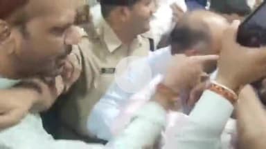 बीना: नगर पालिका परिषद के सीएमओ के चेंबर में तालाबंदी, कर्मचारियों के विरोध प्रदर्शन में नारेबाजी पर बवाल