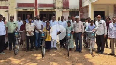 माडा: ग्राम गोरा के शासकीय हाई स्कूल में विधायक द्वारा छात्र-छात्राओं को मुफ्त साइकिल वितरण