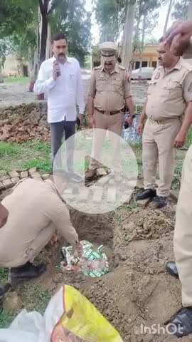 फिरोज़ाबाद: मटसेना थाना पुलिस ने 10 मुकदमों से संबंधित 52 लीटर अवैध शराब को कराया नष्ट