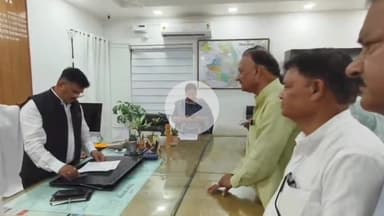 जौनपुर: जिले में चल रहे बिना मान्यता प्राप्त माध्यमिक विद्यालयों को बंद कराने की मांग को लेकर कलेक्ट्रेट में सौंपा ज्ञापन