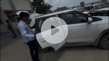 गोपालगंज: जिगना ढाला के पास उत्पाद विभाग ने ब्रेजा कार से विदेशी शराब के साथ दो तस्करों को किया गिरफ्तार